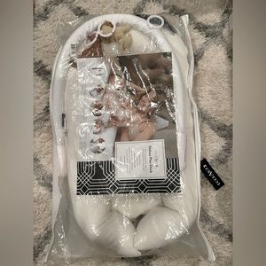 DockAtot Deluxe + 0-8 months with toy arch